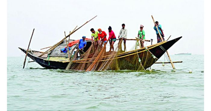 নিষেধাজ্ঞা শেষে ইলিশ শিকারে জেলেরা
