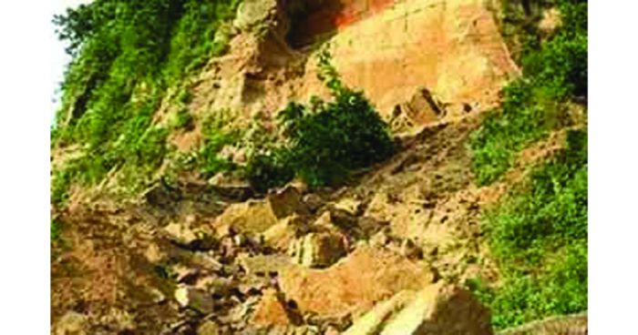 ভূমিকম্পে , ভারতে পাহাড় ধসে পড়লো