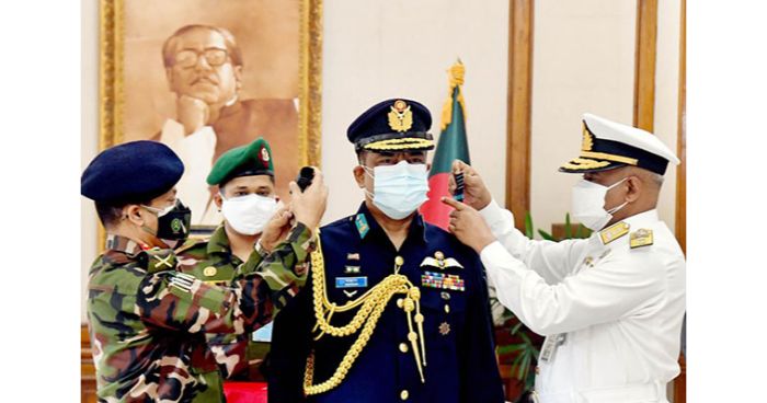 এয়ার মার্শাল র‌্যাংক ব্যাজ পড়লেন নতুন বিমান বাহিনী প্রধান