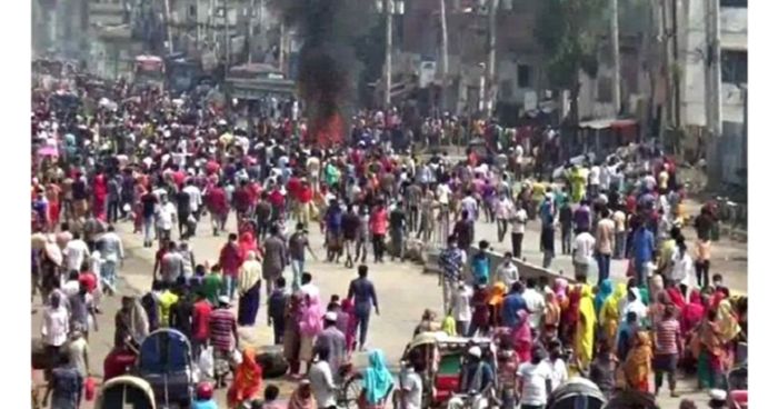 গাজীপুরে ২ পোশাক কারখানায় শ্রমিকদের বিক্ষোভ-ভাঙচুর