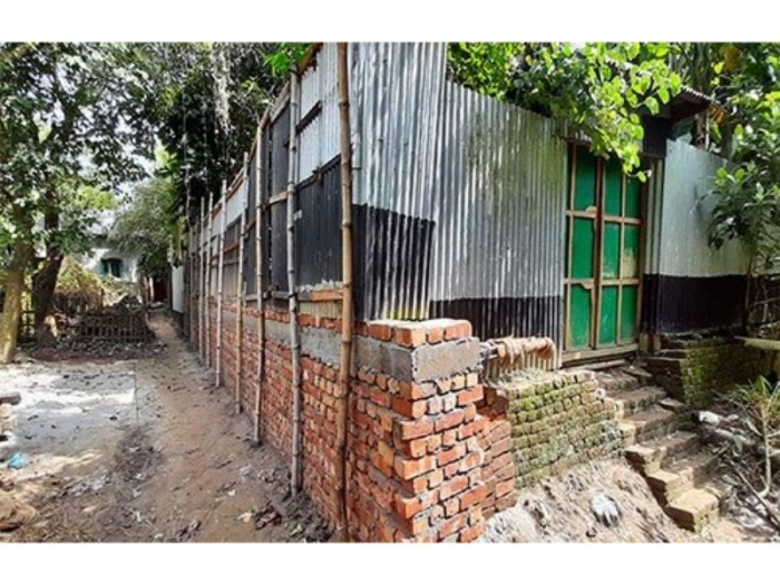 প্রতিবেশীর চলাচলের রাস্তা বন্ধ করে দিল প্রধান শিক্ষক