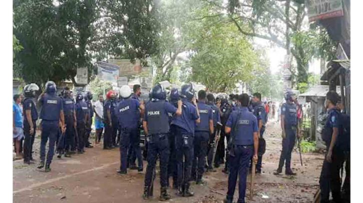 টেকনাফে  মাইকে ঘোষণা দিয়ে দু’পক্ষের সংঘর্ষ, পুলিশসহ আহত ১৫
