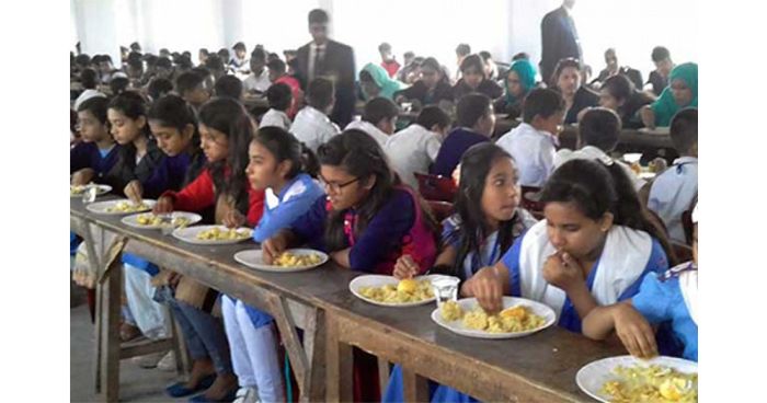 আগামী অর্থবছর থেকে প্রাইমারি শিক্ষার্থীদের দুপুরে খাবার দেবে