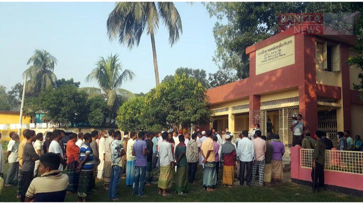 মাদারীপুরে রাজৈ উপজেলা পরিষদের উপ-নির্বাচনে ভোটগ্রহণ চলছে