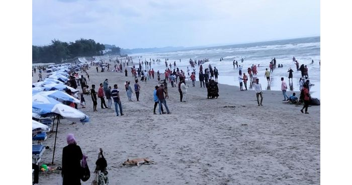 বৈরী আবহাওয়াতেও কক্সবাজারে পর্যটকের ভিড়