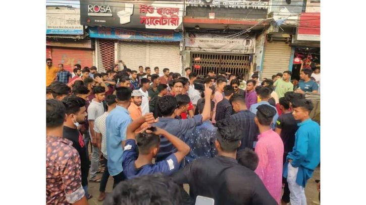 বাণিজ্যমন্ত্রীর পদত্যাগের দাবিতে সচিবালয় ঘেরাও