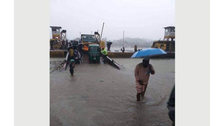 প্রবল বৃষ্টিতে ডুবে গেল চন্দ্রঘোনা ফেরিঘাটের পাটাতন