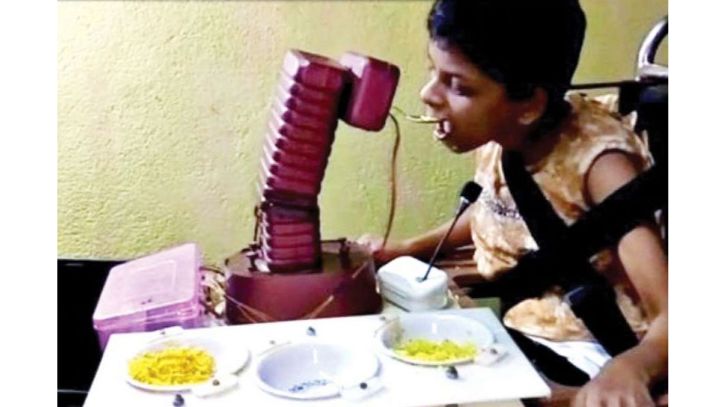 মেয়েকে খাইয়ে দেওয়ার জন্য ‘মা রোবট’ বানালেন দিনমজুর বাবা