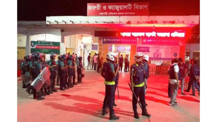 রাজশাহী মেডিকেলে শিক্ষার্থীদের ভাঙচুর,ধর্মঘটে ইন্টার্ন চিকিৎসকরা