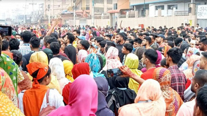 সাভারে বকেয়া বেতনের দাবিতে ঢাকা-আরিচা মহাসড়ক অবরোধ