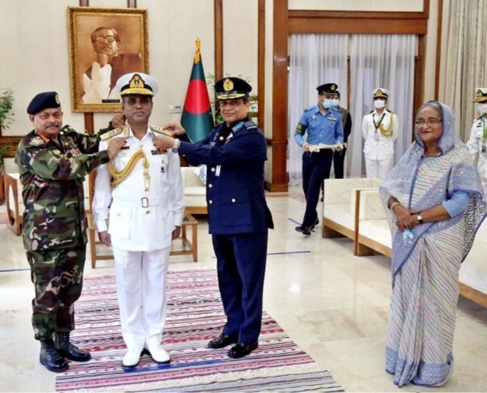 এডমিরাল র‍্যাংক ব্যাজ পরলেন নৌবাহিনী প্রধান