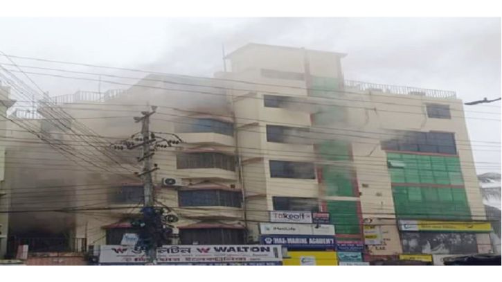 চট্টগ্রামে ইস্টার্ন ব্যাংক ভবনে ভয়াবহ আগুন, নিয়ন্ত্রণে ৭ ইউনিট
