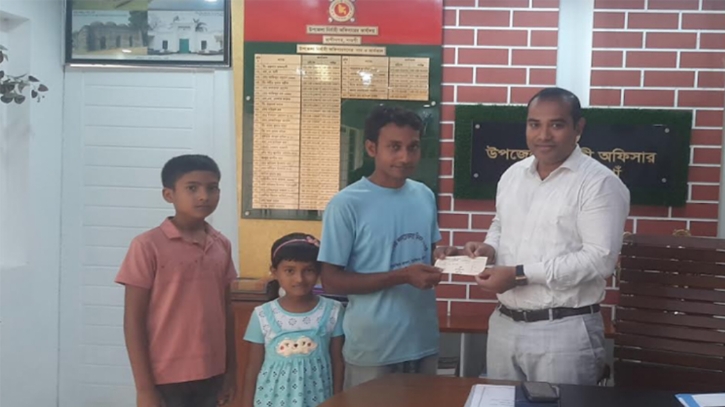 মা’ হারা দুই শিশুকে আর্থিক সহায়তা ইউএনওর