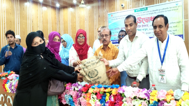 নওগাঁয় কৃষকদের মাঝে বিনামূল্যে বীজ ও সার বিতরণ