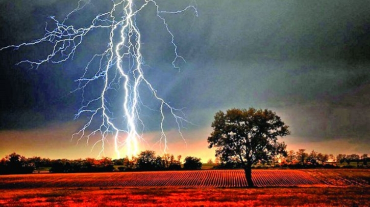 বজ্রপাত থেকে বাঁচার দোয়া ও তাসবিহ