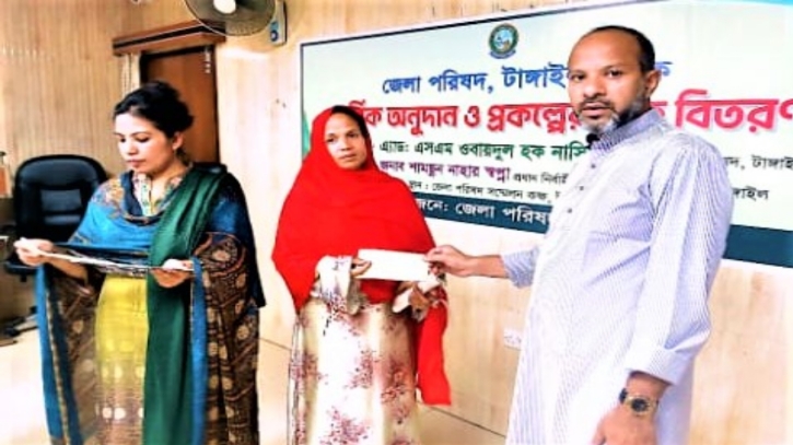 টাঙ্গাইল জেলা পরিষদের অনুদান ও প্রকল্পের চেক বিতরণ