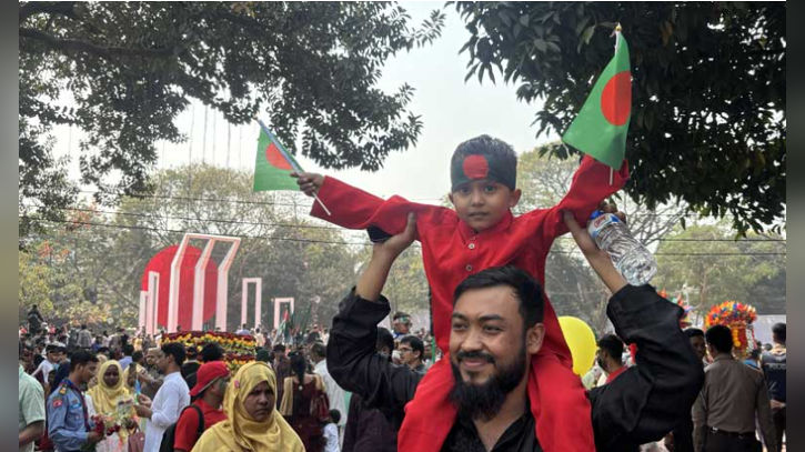 শহীদ মিনারে সর্বস্তরের মানুষের ঢল