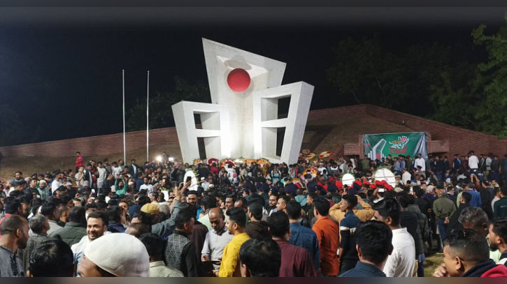 দেশজুড়ে ভাষা শহীদদের স্মরণ, মানুষের ঢল