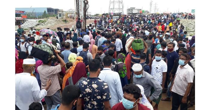 পোশাক কারখানা খোলার খবরে পাটুরিয়া-শিমুলিয়া ঘাটে মানুষের ঢল
