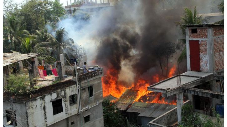 চট্টগ্রামের হালিশহরে ভয়াবহ আগুন, ছাই হলো ৫০ ঘর
