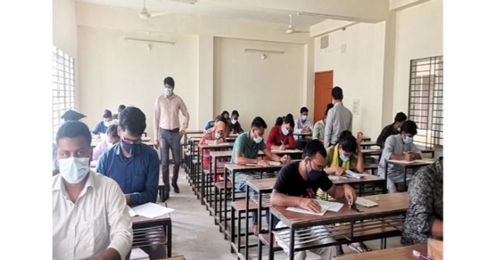 সশরী‌রে পরীক্ষা চলছে পটুয়াখালী বিশ্ব‌বিদ্যাল‌য়ে