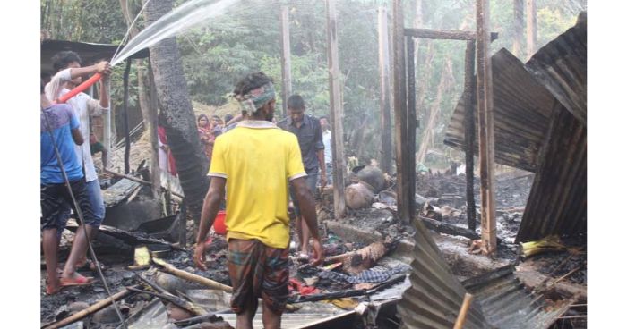 সুনামগঞ্জ সাত বসত  বাড়ি ও নগদ টাকার বান্ডিল সহ আগুনে পুড়ে ছাই