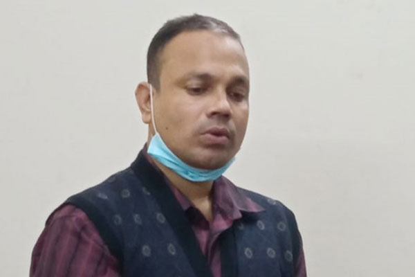 পুলিশের দেহ তল্লাশি করতে গিয়ে ভুয়া পুলিশ গ্রেফতার