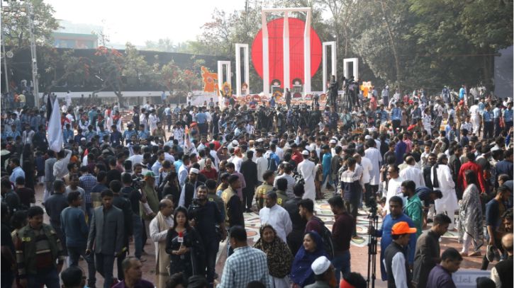 ভাষা শহিদদের শ্রদ্ধা জানাতে কেন্দ্রীয় শহিদ মিনারে মানুষের ঢল