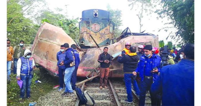 গেটম্যানের ঘুমে ঝরে গেল ১২ প্রাণ