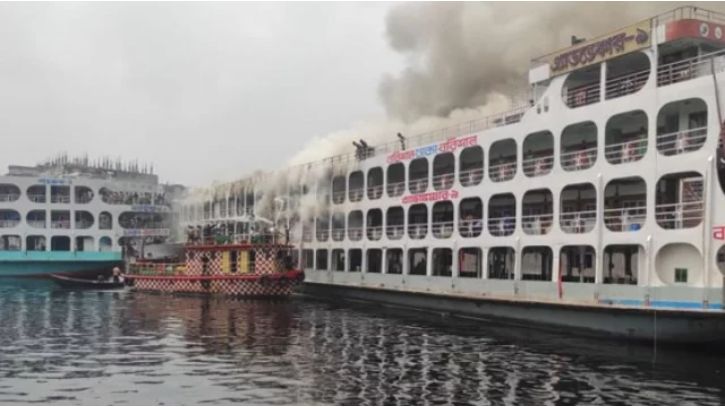 সদরঘাটে অ্যাডভেঞ্চার-৯ লঞ্চের আগুন নিয়ন্ত্রণে