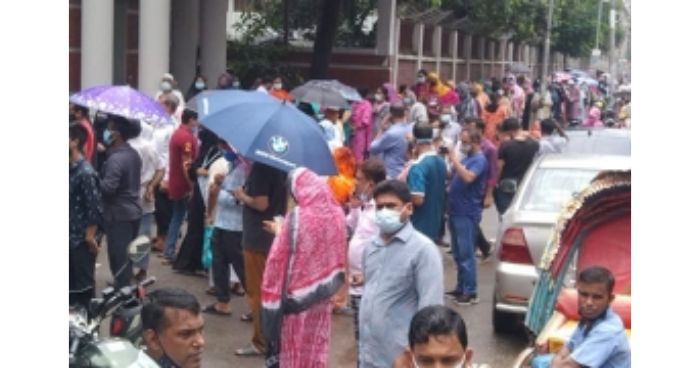 গণটিকা দেওয়ার দ্বিতীয় দিনে পুরান ঢাকায় টিকা কেন্দ্রে হট্টগোল