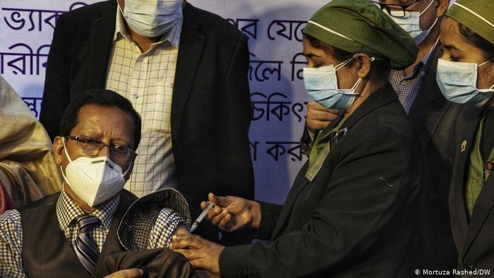 ঢাকা মেডিক্যাল হাসপাতালে করোনা টিকার ২য় ডোজ নিয়েছেন অনেকেই