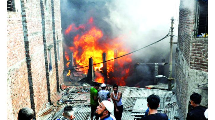 পুরান ঢাকায় প্লাস্টিকের পাইপের কারখানায় ভয়াবহ আগুন