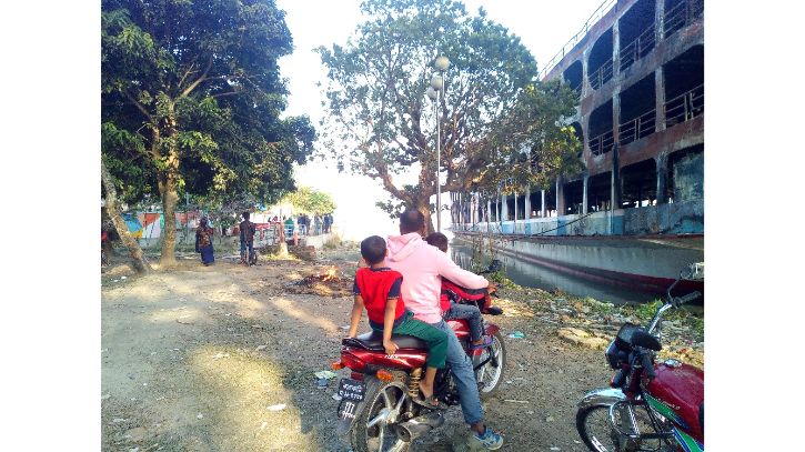 অগ্নিদগ্ধ লঞ্চ এখন বিনোদন কেন্দ্র