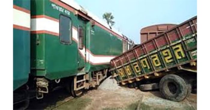 খুলনায় ট্রেনের ইঞ্জিনের সঙ্গে ট্রাকের ধাক্কায় আহত ২