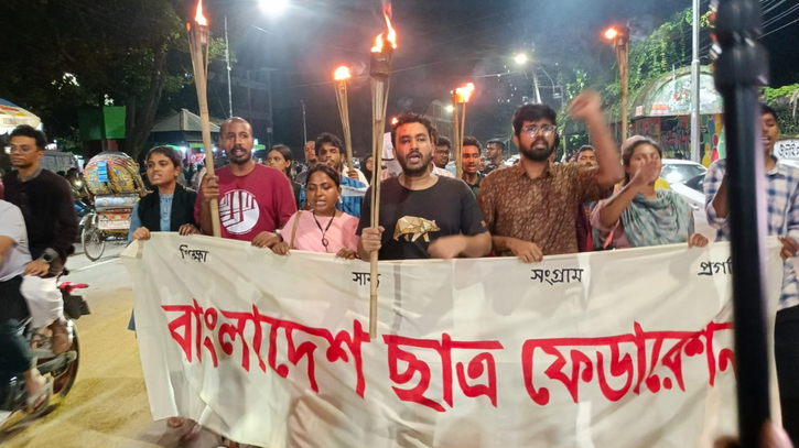 হত্যা-ধর্ষণের বিচার দাবিতে ঢাবিতে ছাত্র ফেডারেশনের মশালমিছিল