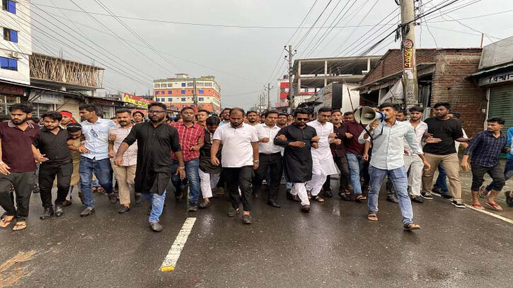 এনসিপি নেতাদের ওপর হামলার প্রতিবাদে শাহবাগ অবরোধ