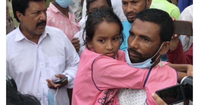 ৯ বছরের মীম বাবা-মা ও দুই বোনের লাশ নিয়ে দাদার লাশ দেখতে যাচ্ছে