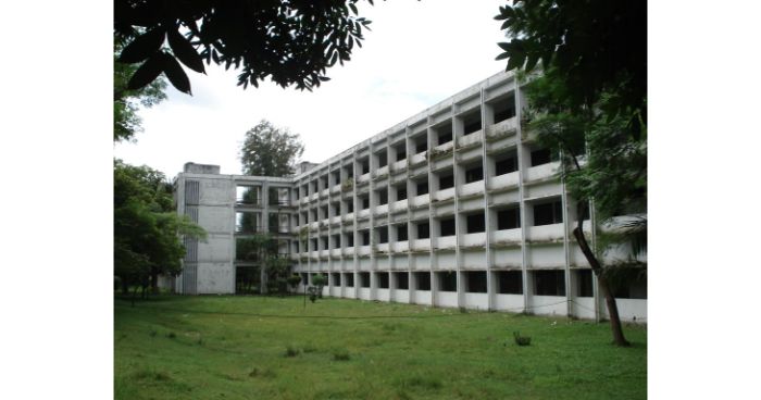 আবারও জাবির হল থেকে পড়ে শ্রমিক আহত