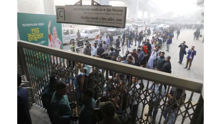 মেট্রোরেল স্টেশনে উপচে পড়া ভিড়