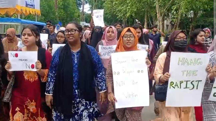 শাবিপ্রবিতে ধর্ষণবিরোধী মশাল মিছিল