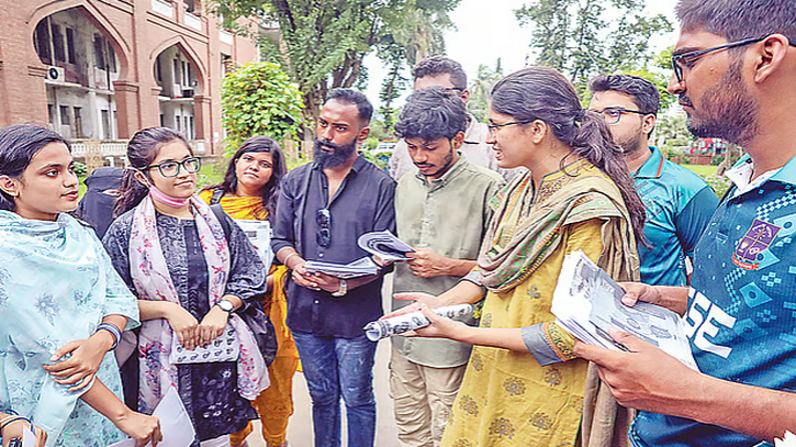 প্রচারপত্র বিলি ও কুশল বিনিময়ে ডাকসু নির্বাচনের তৃতীয় দিন