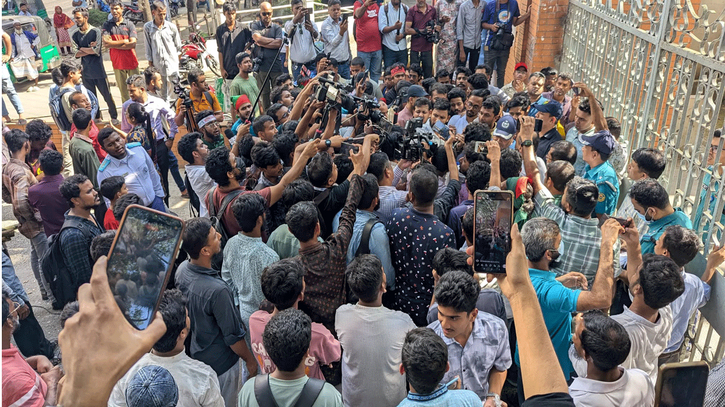 নুরুলকে লাঠিপেটার প্রতিবাদে সিএমপি কার্যালয় ঘেরাও
