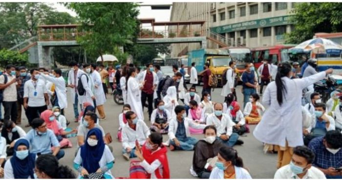 শাহবাগে মেডিক্যাল এবং ডেন্টাল শিক্ষার্থীদের অবরোধে তীব্র যানজট
