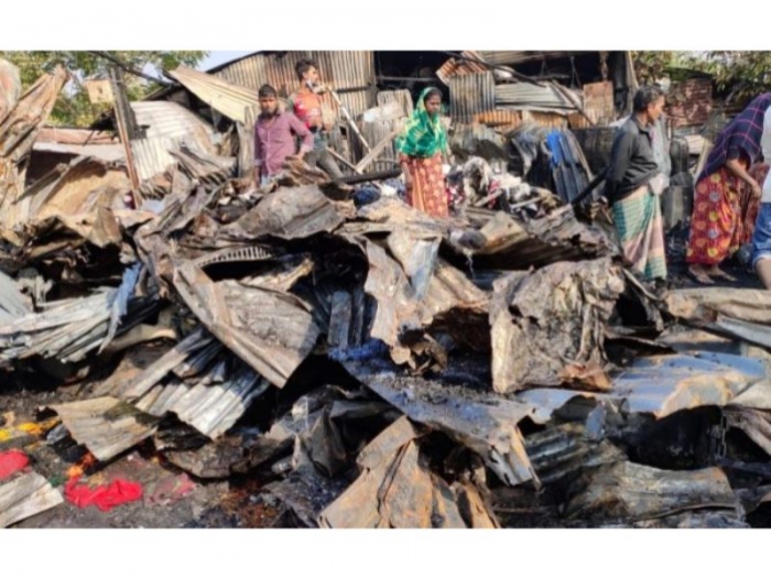 ভোরের আলোতে স্পষ্ট হলো পোড়া ধ্বংসস্তুপ