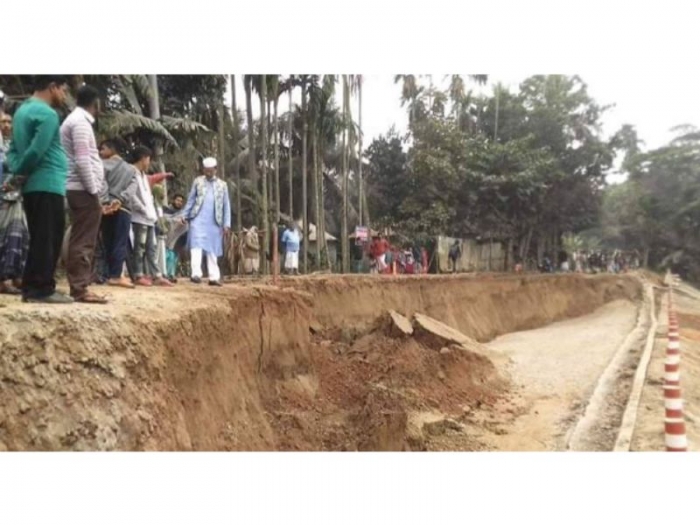 গাজীপুরে বিকট শব্দে দেবে গেছে ৪ হাজার বর্গফুট এলাকা