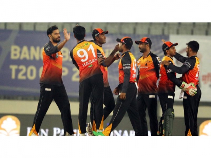 মাশরাফি ঝলকে ফাইনালে খুলনা