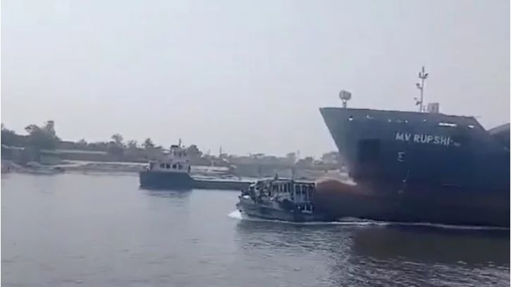 শীতলক্ষ্যায় জাহাজের ধাক্কায় যাত্রীবাহী লঞ্চডুবি, নিখোঁজ অনেকে