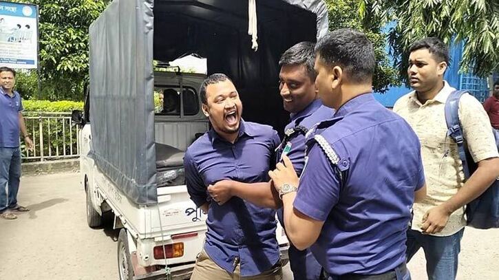 কুষ্টিয়ায় আদালতে নেওয়ার সময় ছাত্রলীগ নেতার ‘জয় বাংলা’ স্লোগান