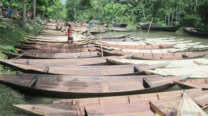 সুদের যন্ত্রনার মধ্যে বরিশালের নৌকার কারিগররা